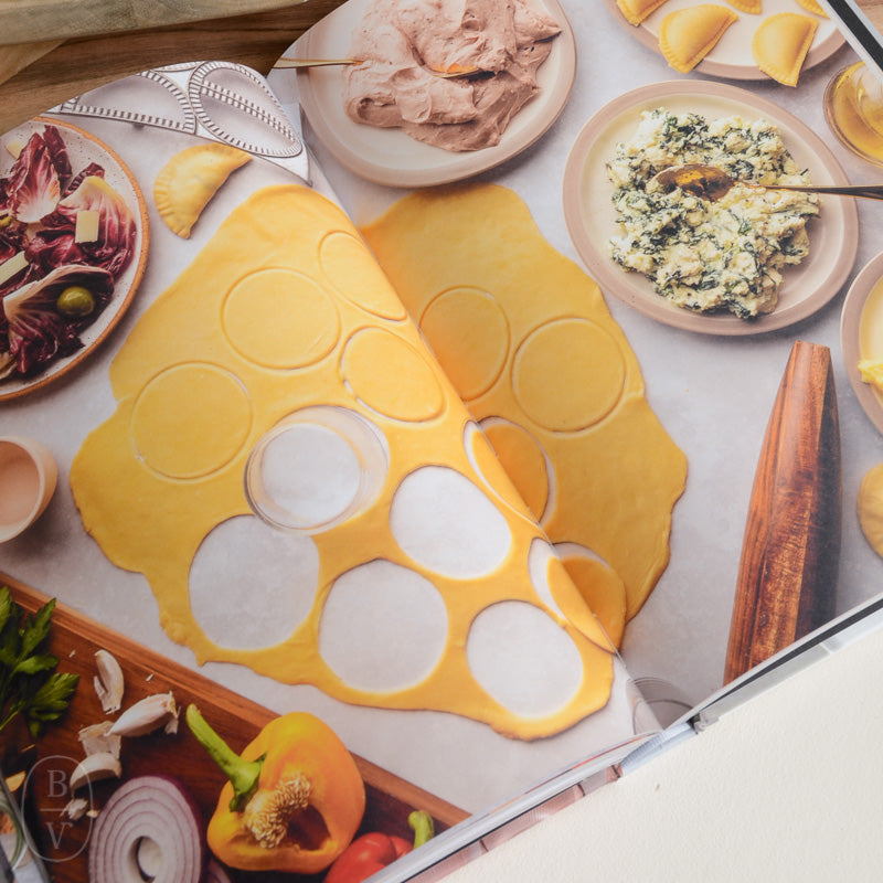 Chronicle Books TABLES AND SPREADS BOOK