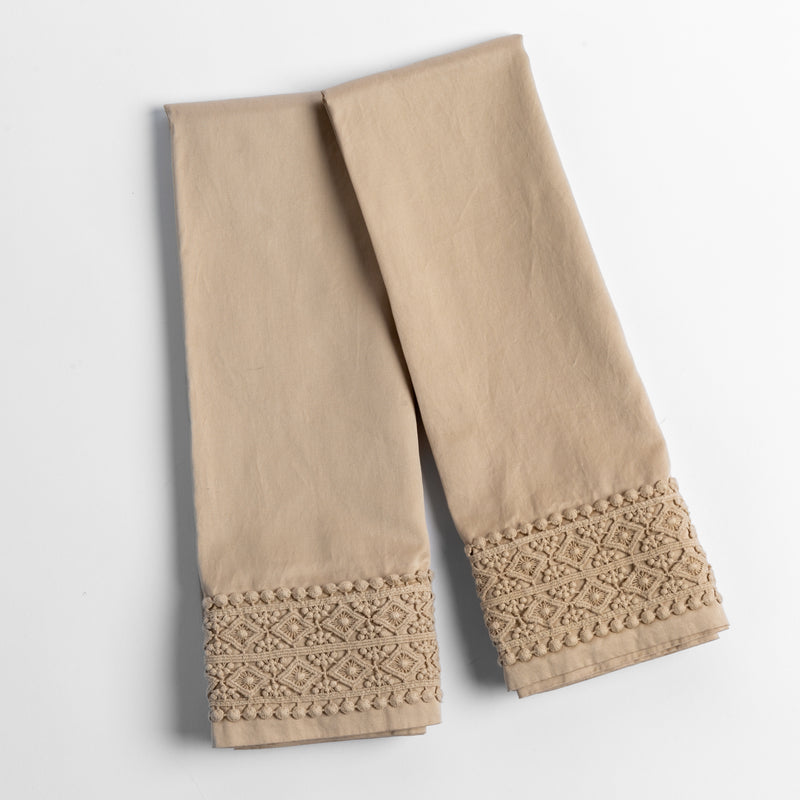 Bella Notte Linens BRIA PILLOWCASE WITH NOVOLA LACE Honeycomb