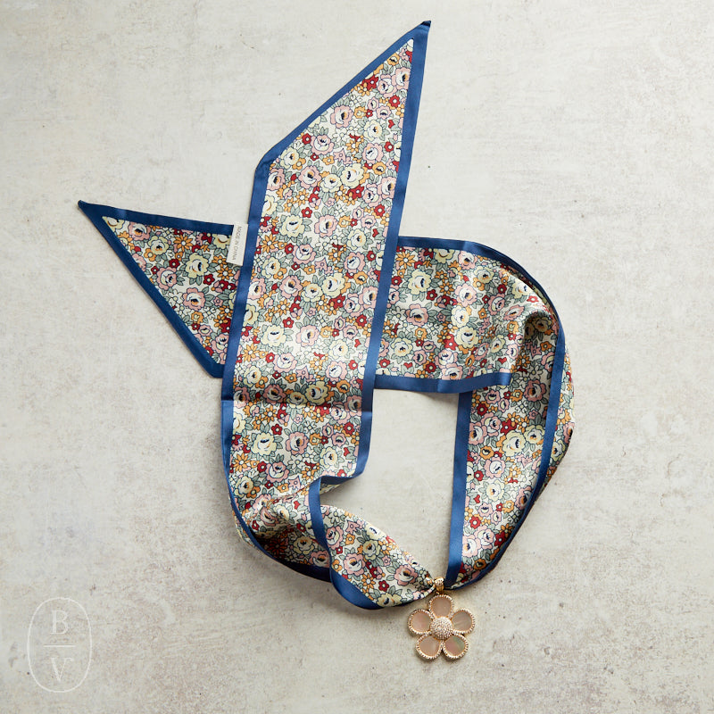 Virtue WHITE ORNATE FLOWER SCARF NECKLACE Blue Trim Wildflowers