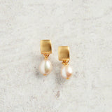 Virtue FLAT SEMI CIRCLE MINI PEARL EARRINGS Taupe Gold