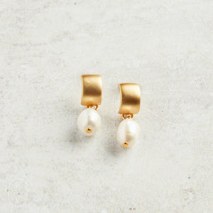 Virtue FLAT SEMI CIRCLE MINI PEARL EARRINGS White Gold