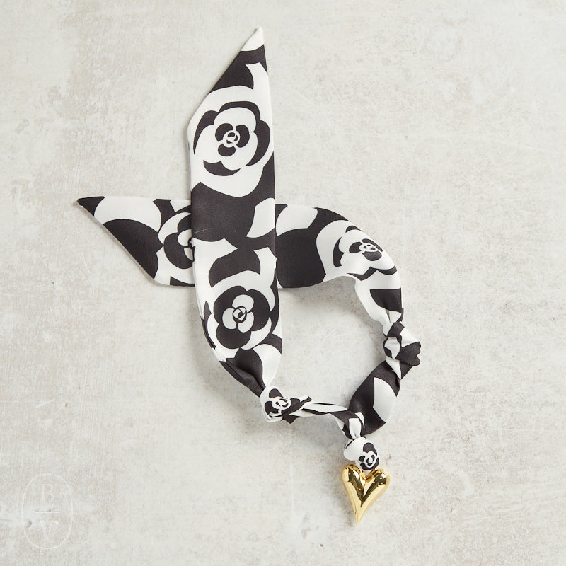 Virtue PUFF HEART ON SCARF NECKLACE Black White Retro