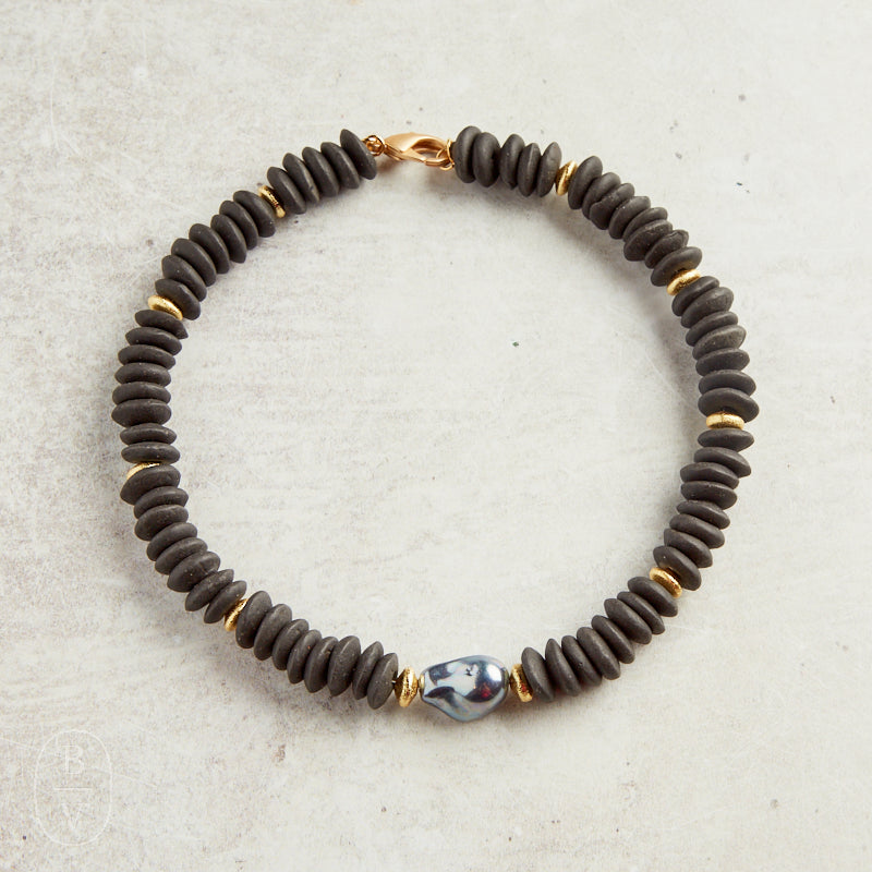 Virtue BAROQUE SHELL PEARL HEISHI NECKLACE Black