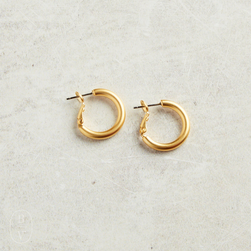 Virtue MINI BRUSHED HOOP EARRINGS Gold