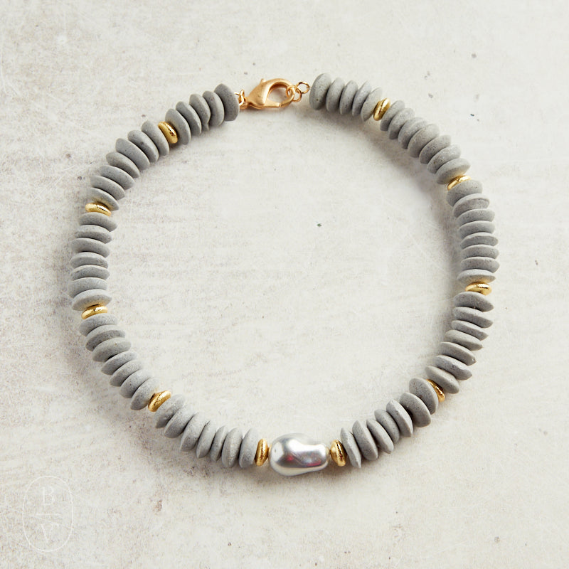 Virtue BAROQUE SHELL PEARL HEISHI NECKLACE Light Grey