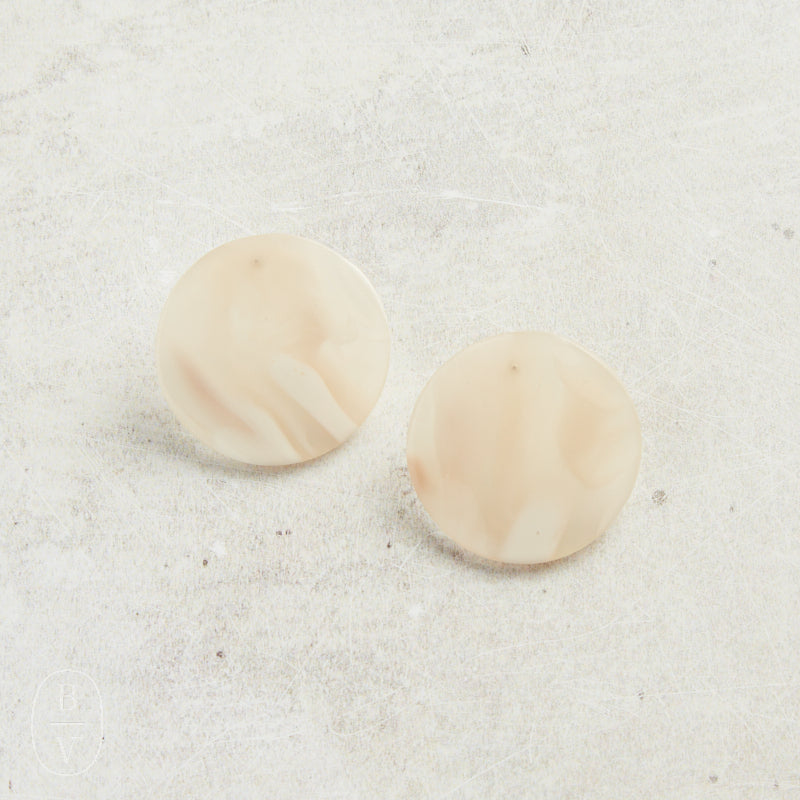 Virtue WAVY ACRYLIC DISC EARRINGS Natural Smoke