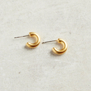 Virtue THICK MINI HUGGIE EARRINGS Gold