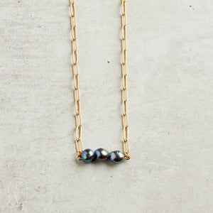 Virtue LARGE PAPERCLIP CHAIN TRIPLE PEARL NECKLACE Peacock