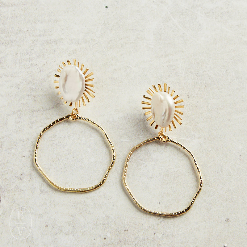 Virtue SUN PEARL POST GOLD BRANCH HOOP EARRINGS White