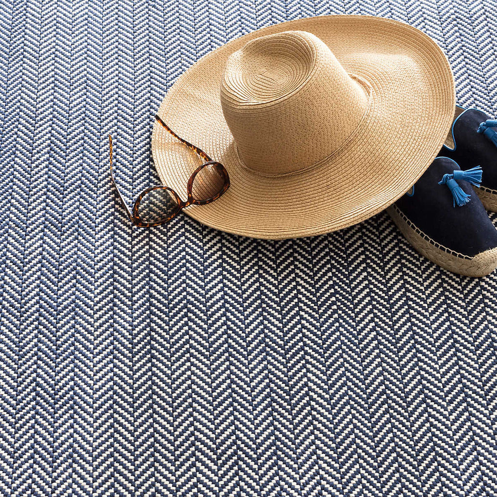 Dash and Albert HERRINGBONE INDOOR/OUTDOOR RUG Navy_Ivory