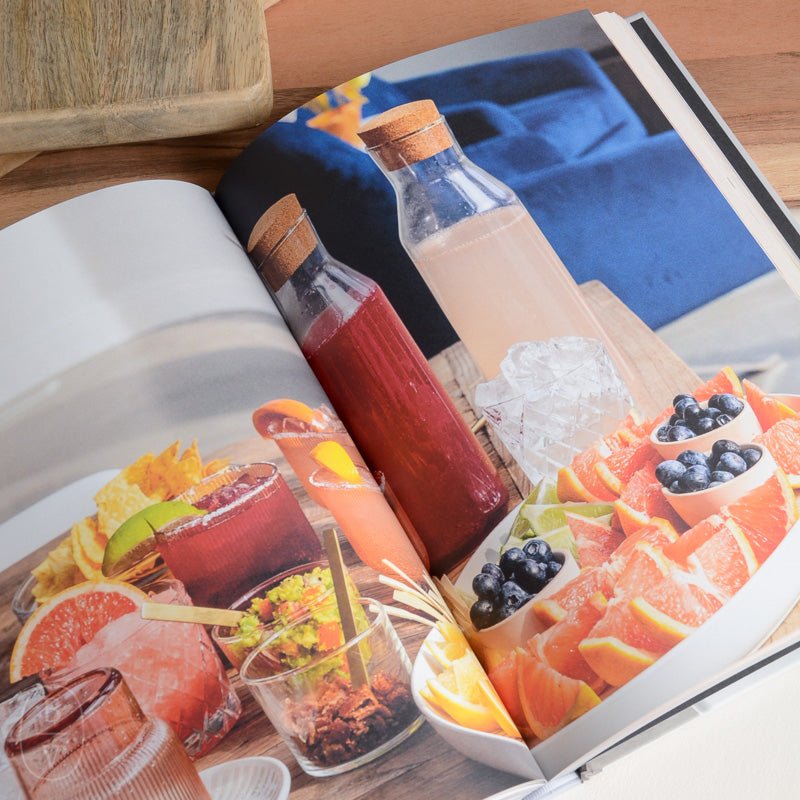 Chronicle Books TABLES AND SPREADS BOOK