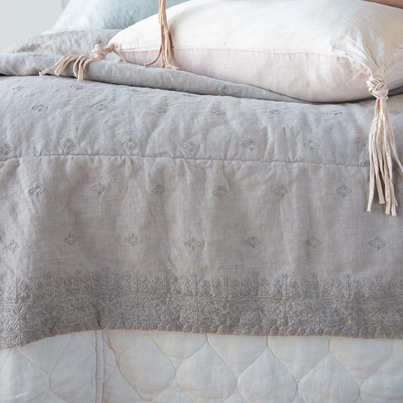 Bella Notte Linens INES THROW BLANKET