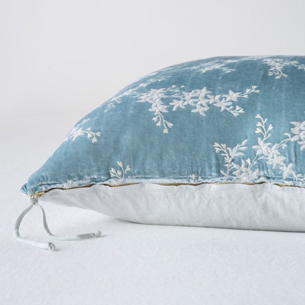 Bella Notte Linens LYNETTE THROW PILLOW Cloud 15x24