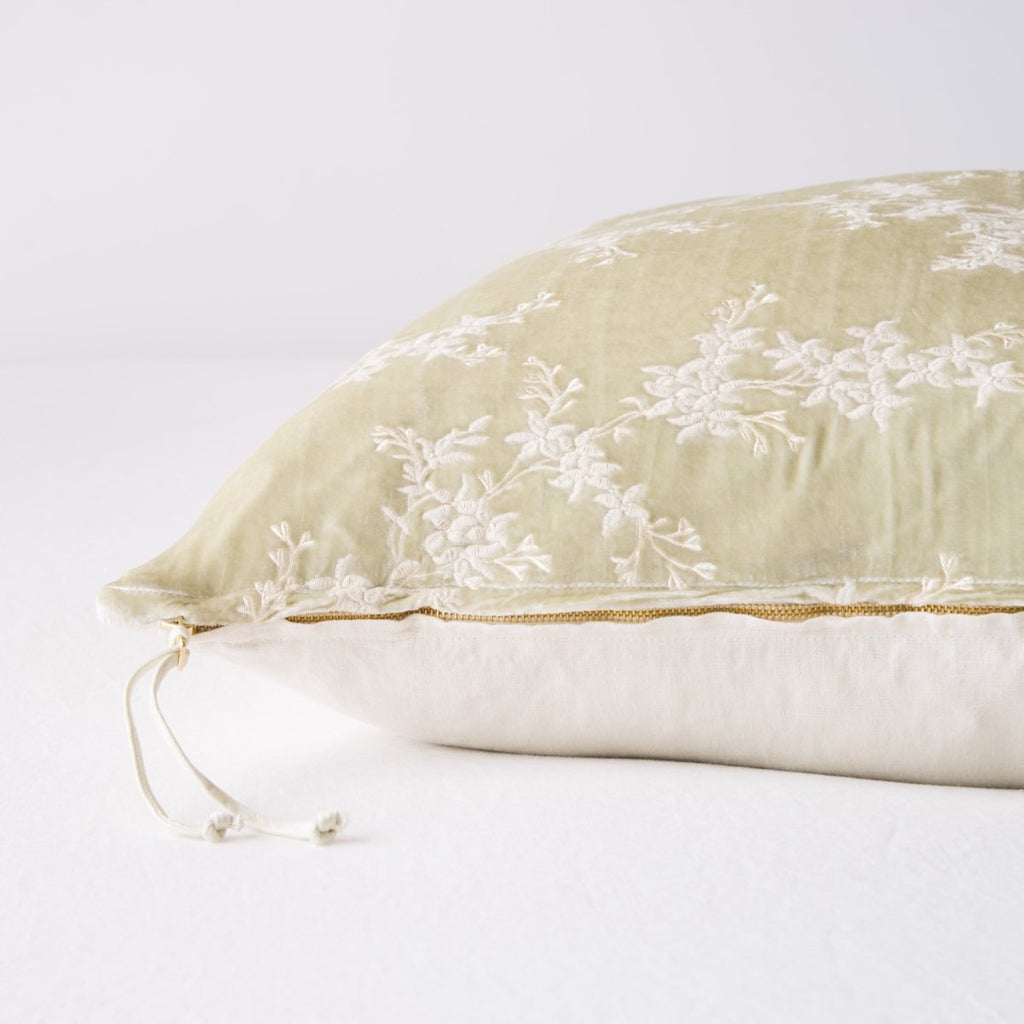Bella Notte Linens LYNETTE THROW PILLOW Parchment 15x24
