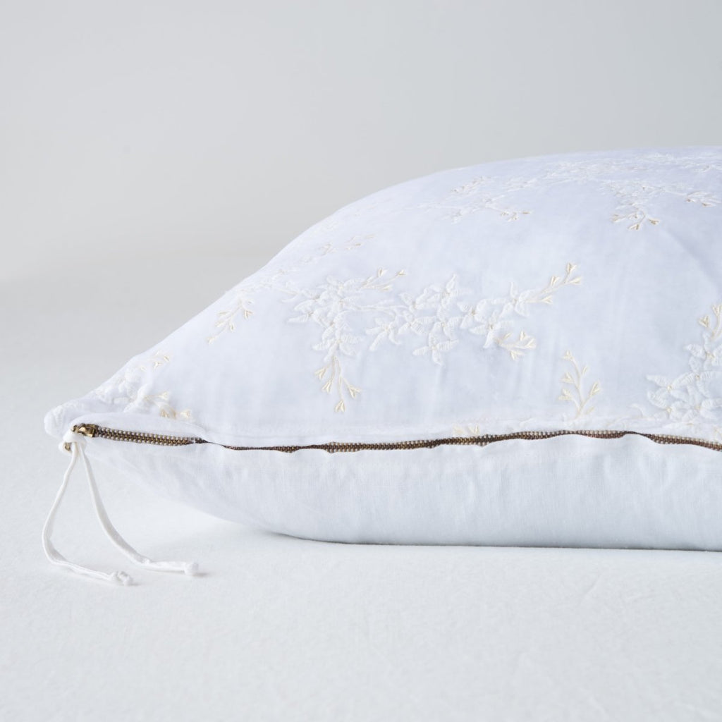 Bella Notte Linens LYNETTE THROW PILLOW White 15x24