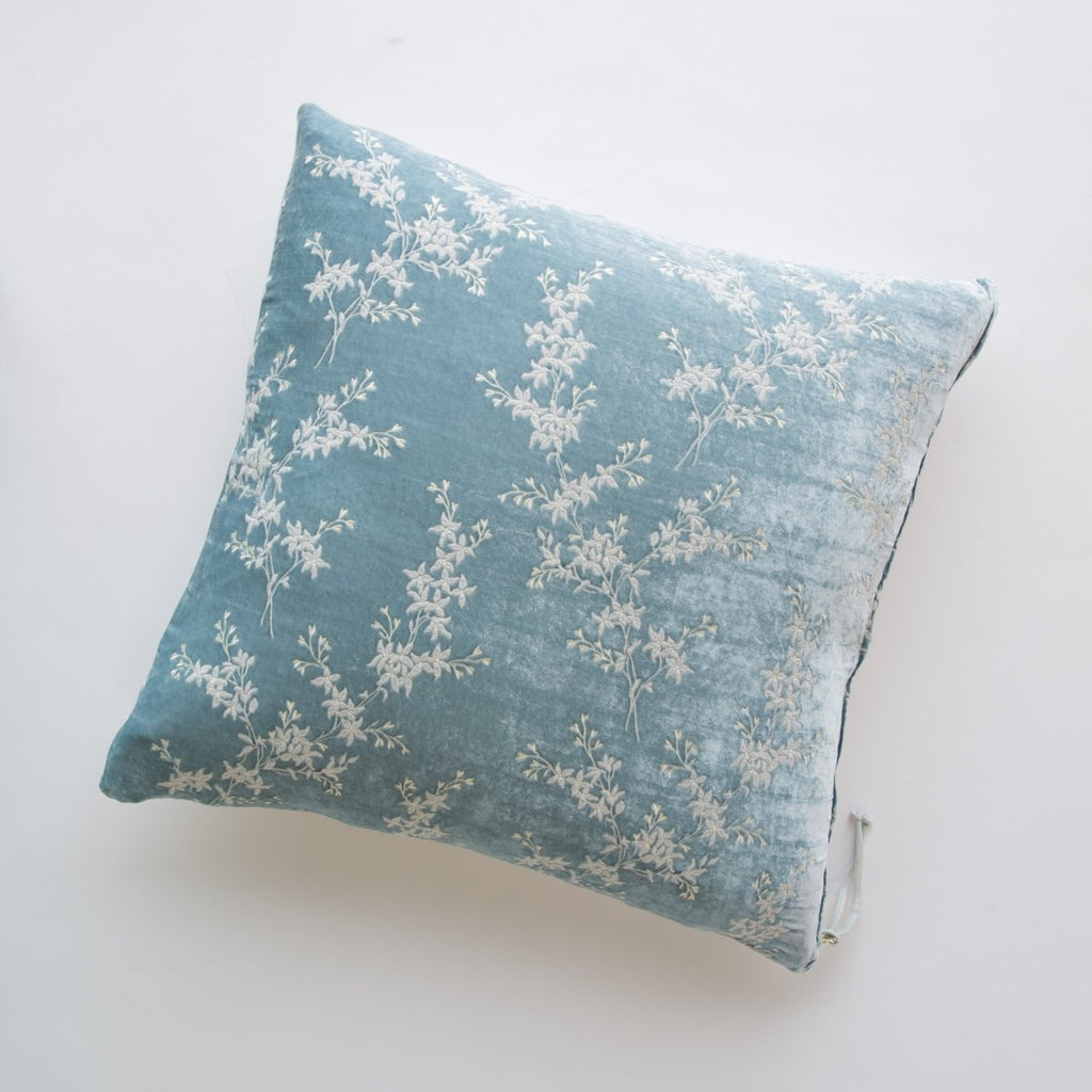 Bella Notte Linens LYNETTE THROW PILLOW Cloud