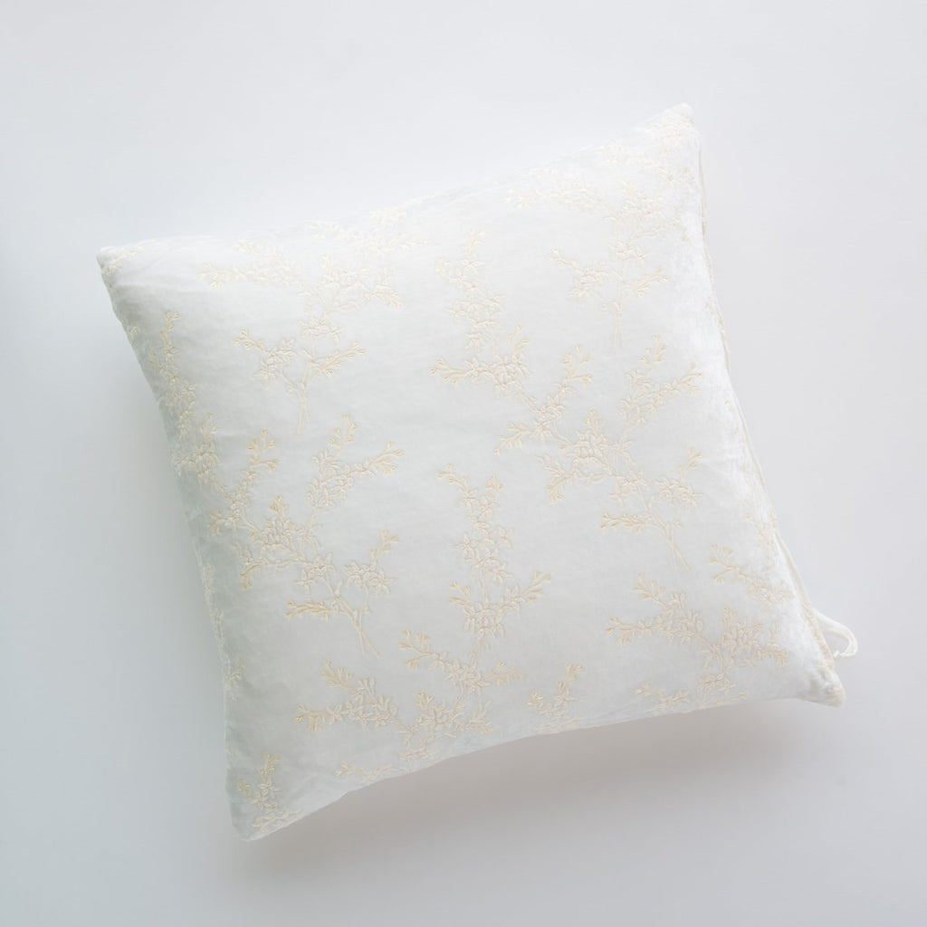 Bella Notte Linens LYNETTE THROW PILLOW Winter White