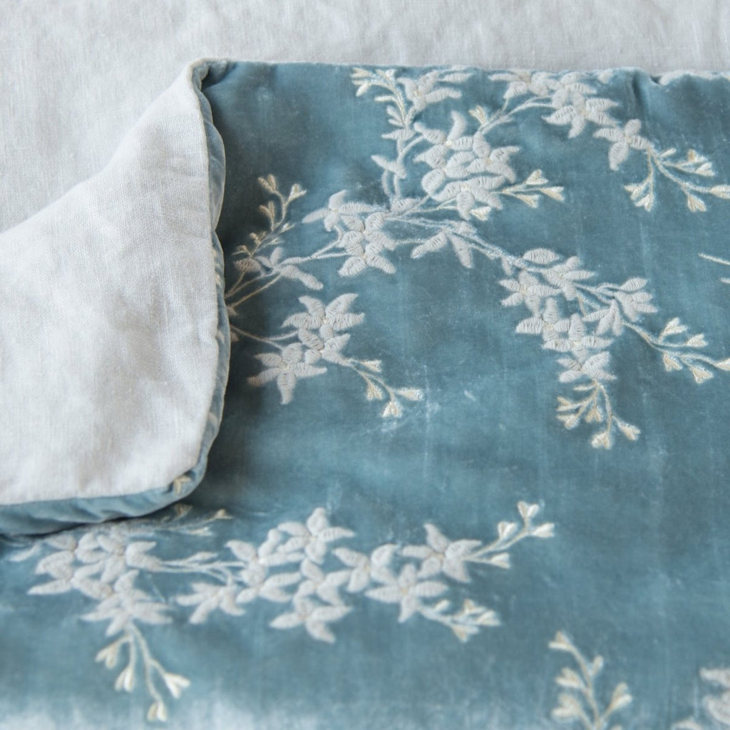 Bella Notte Linens LYNETTE THROW BLANKET Cloud
