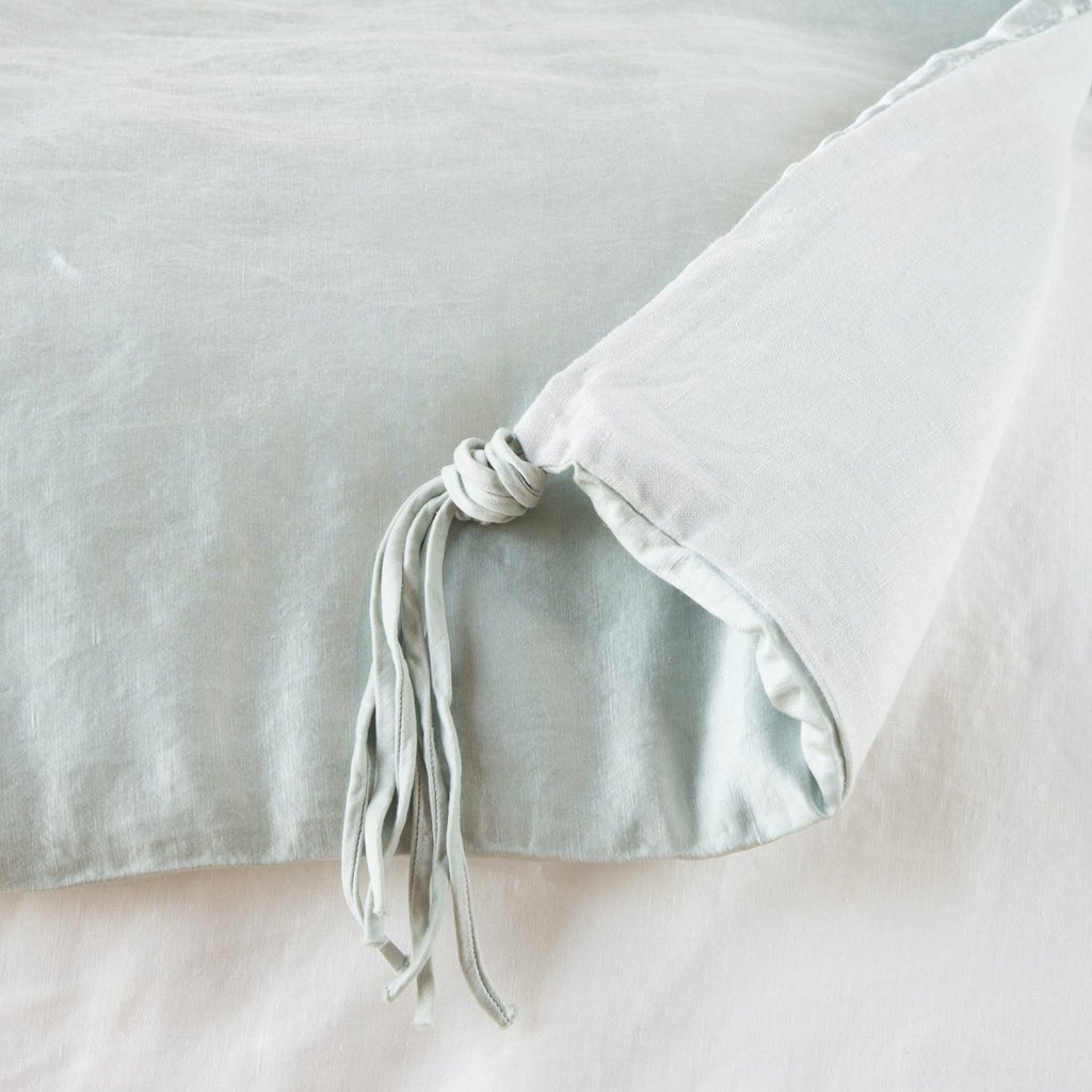 Bella Notte Linens TALINE THROW BLANKET Cloud Bed End_50x95