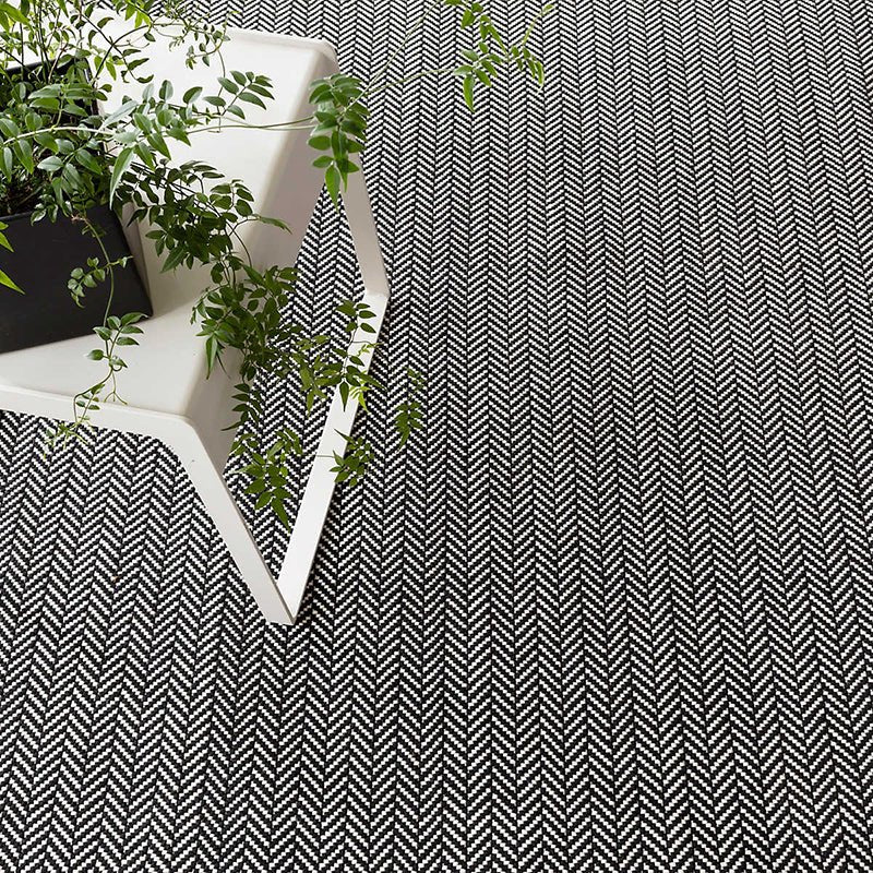 Dash and Albert HERRINGBONE INDOOR/OUTDOOR RUG Black_Ivory