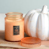 Voluspa SEASONAL EMBOSSED JAR CANDLE