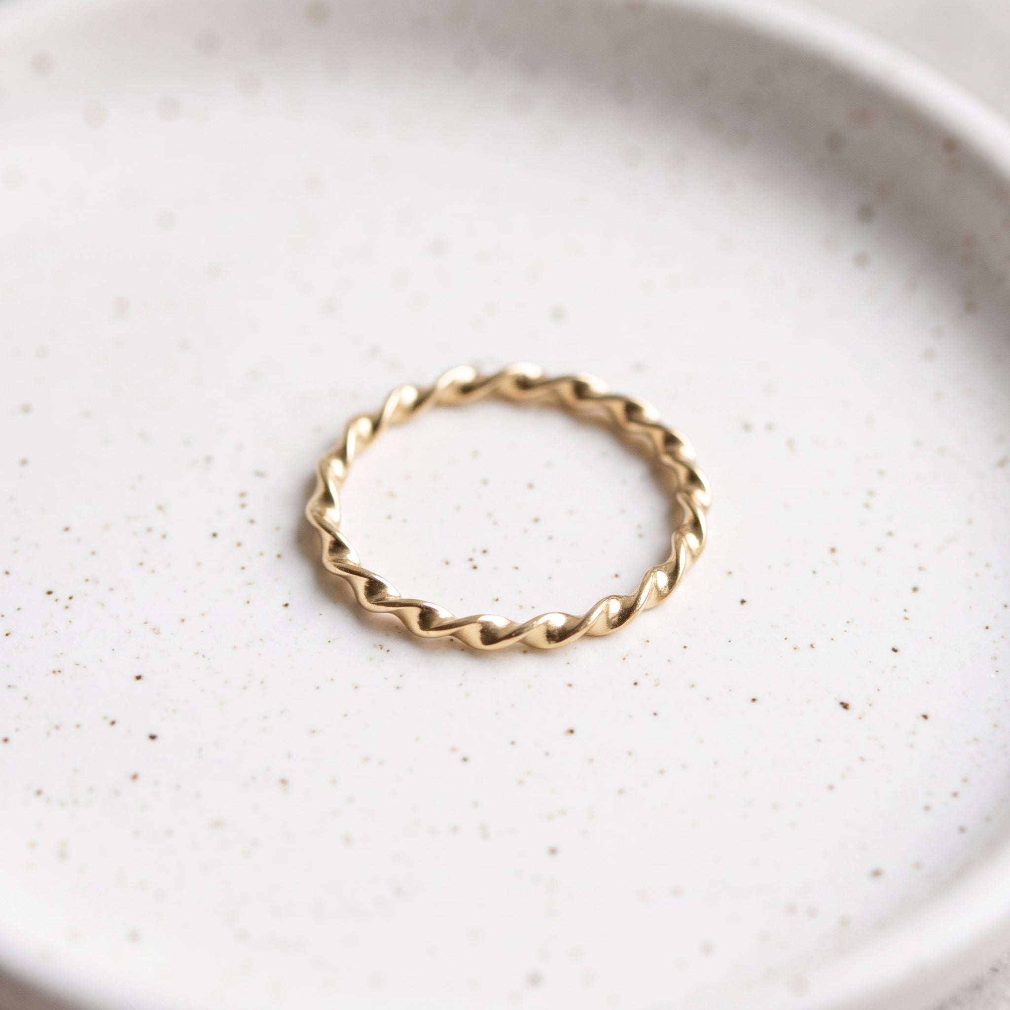 CLASSIC GOLD TWISTED THIN BAND RING