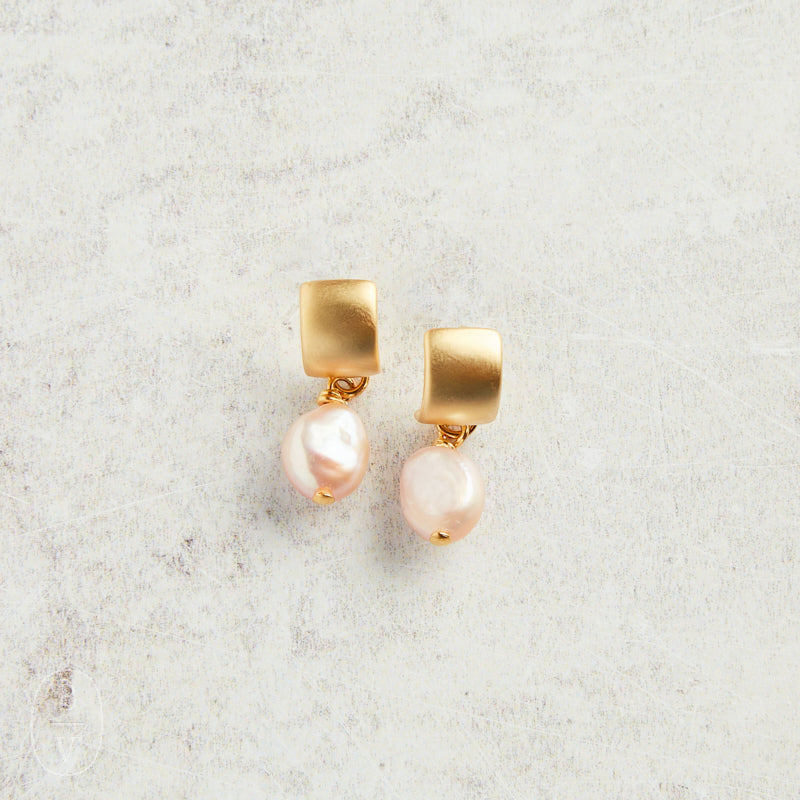 Virtue FLAT SEMI CIRCLE MINI PEARL EARRINGS Blush Gold