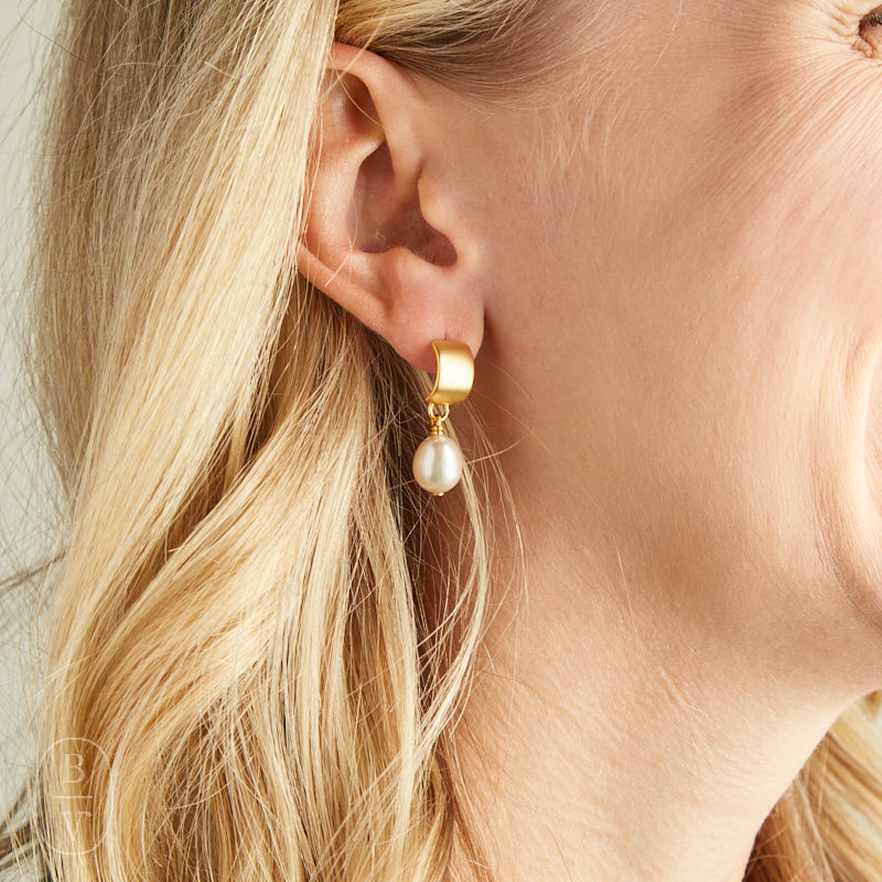 Virtue FLAT SEMI CIRCLE MINI PEARL EARRINGS