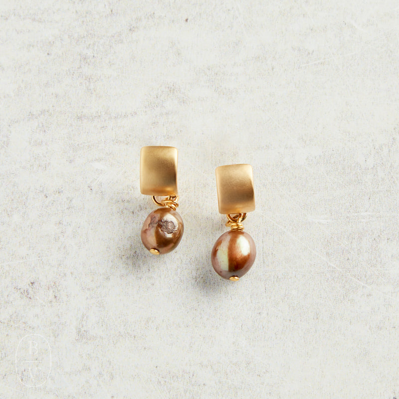 Virtue FLAT SEMI CIRCLE MINI PEARL EARRINGS Chocolate Gold
