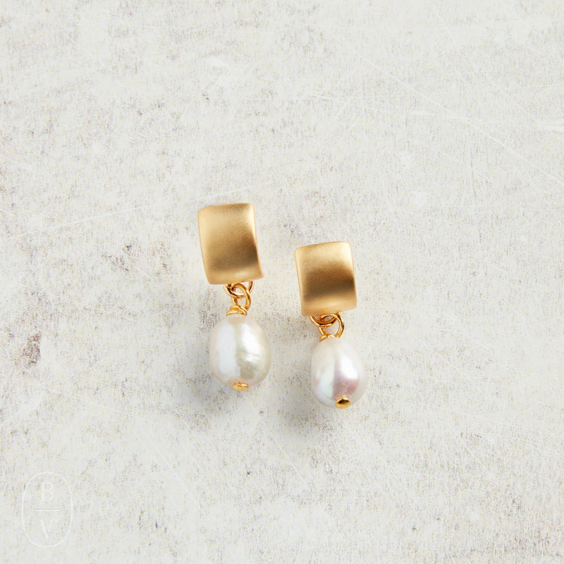 Virtue FLAT SEMI CIRCLE MINI PEARL EARRINGS Grey Gold