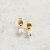 Virtue FLAT SEMI CIRCLE MINI PEARL EARRINGS Grey Gold
