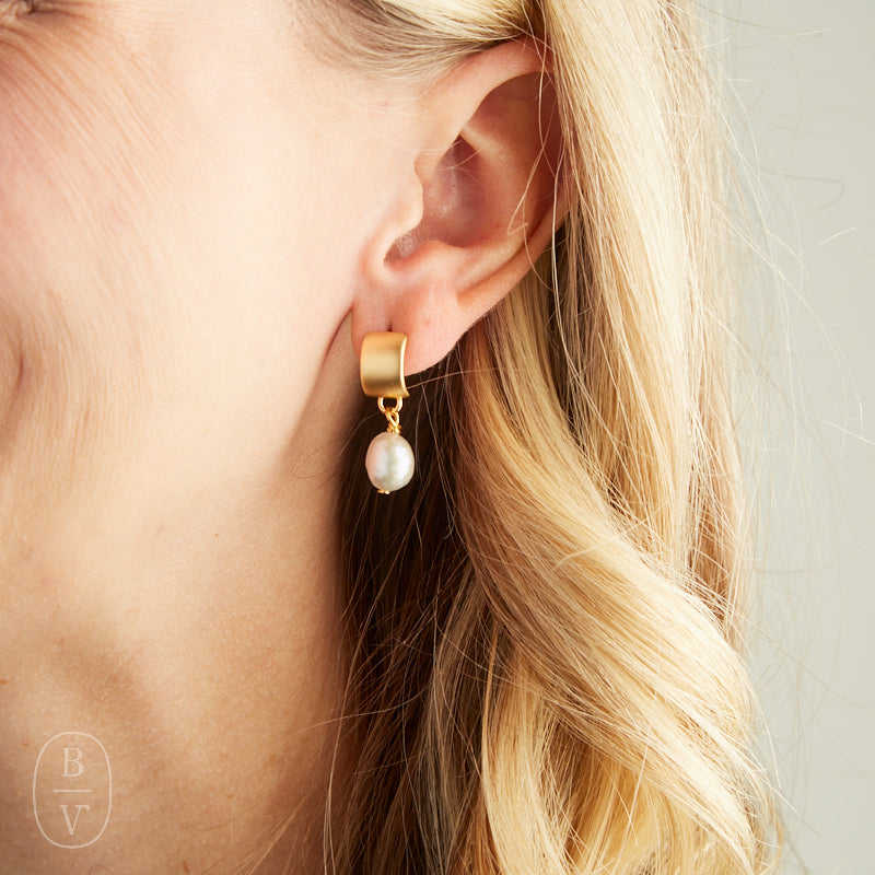 Virtue FLAT SEMI CIRCLE MINI PEARL EARRINGS