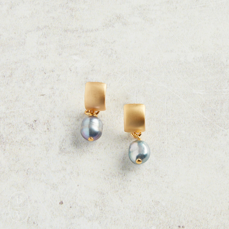 Virtue FLAT SEMI CIRCLE MINI PEARL EARRINGS Peacock Gold