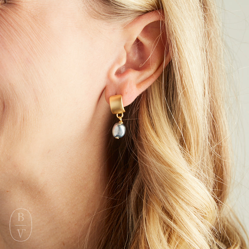 Virtue FLAT SEMI CIRCLE MINI PEARL EARRINGS