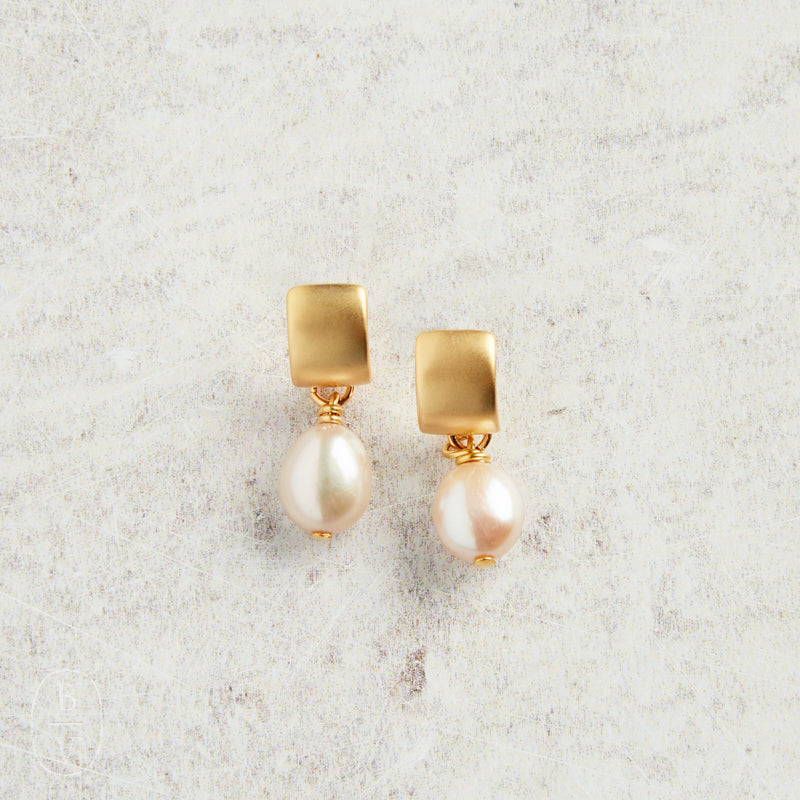 Virtue FLAT SEMI CIRCLE MINI PEARL EARRINGS Taupe Gold