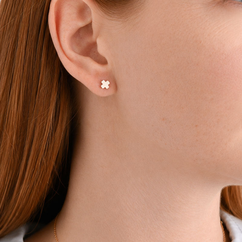 eNewton Design SIGNATURE CROSS SMALL STUD