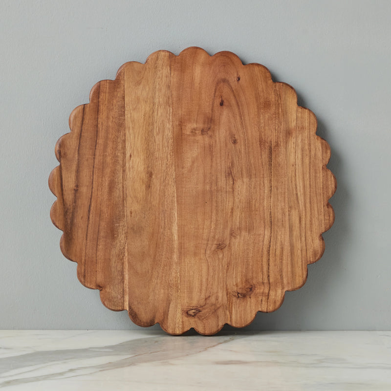 Europe 2 You ROUND SCALLOPED CUTTING BOARD CHARGER Large