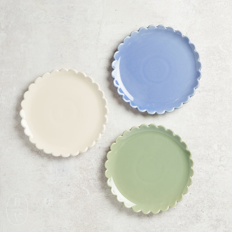 Creative Co-op SCALLOPED STONEWARE ACCENT PLATE