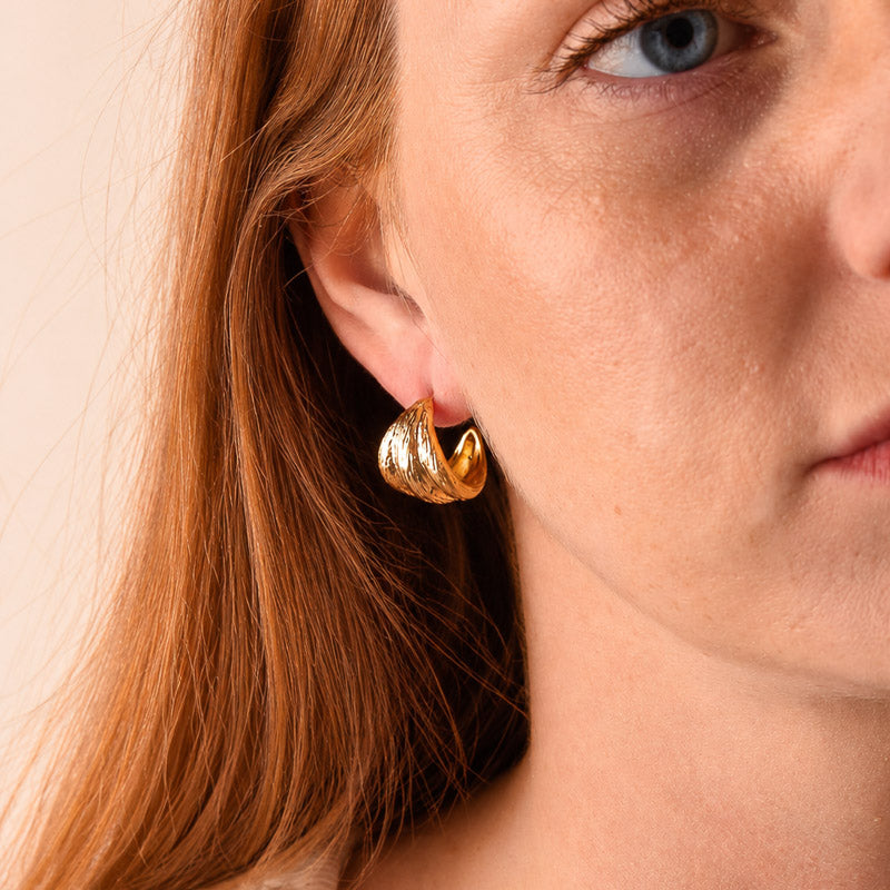Golden Stella TEXTURED AND GRADUATED BRASS HOOPS Matte Gold