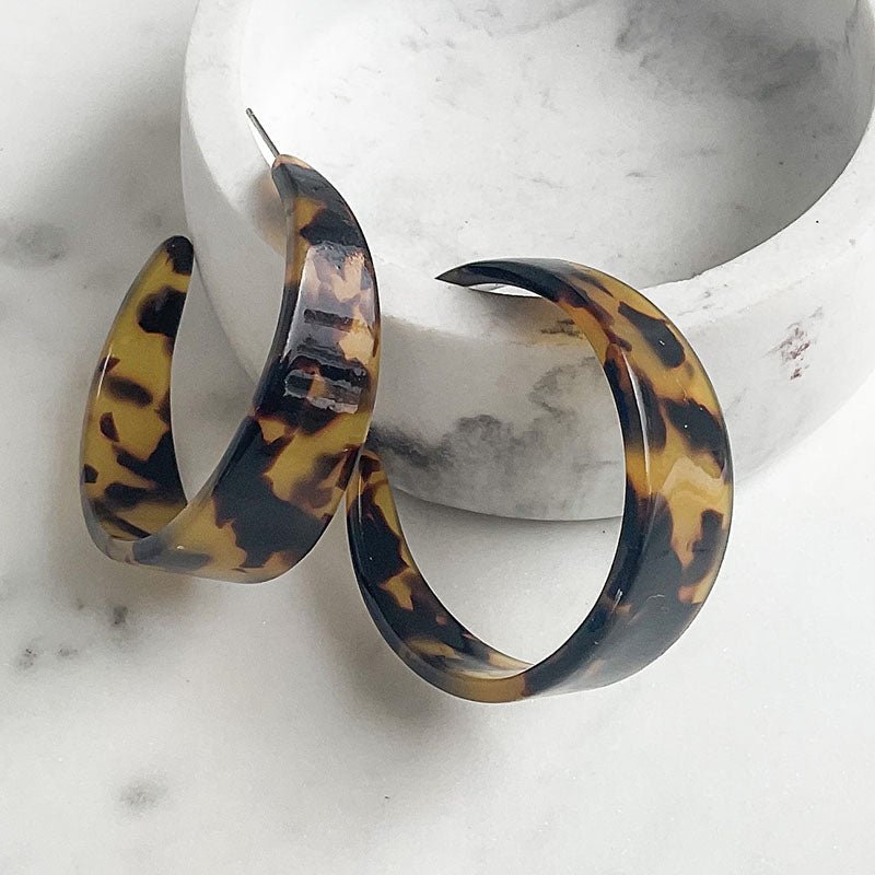 Virtue FLAT ACRYLIC HOOP EARRINGS Dark Tortoise Medium