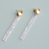 Virtue GOLD ROUND HAMMERED POST ACRYLIC BAR EARRINGS White Prism